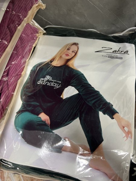 بجامة مخمل زهرة